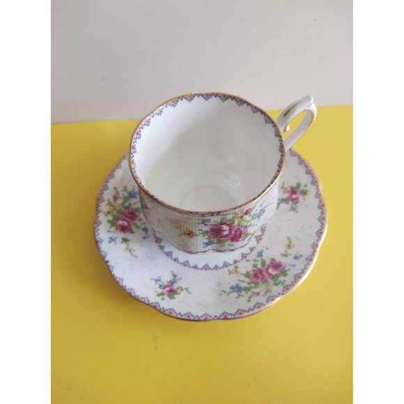 VINTAGE ROYAL ALBERT "Petit Point China" TEACUP & SAUCER SET  ENGLAND - Picture 2 of 14